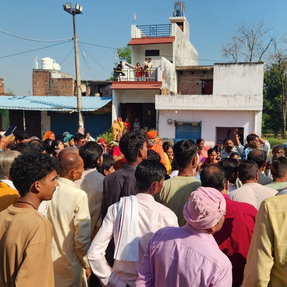 लोकतंत्र सेनानी का 83 साल की उम्र में निधन:सीतापुर में राजकीय सम्मान के साथ दी गई सलामी, अंतिम दर्शन को उमड़े सैकड़ों लोग