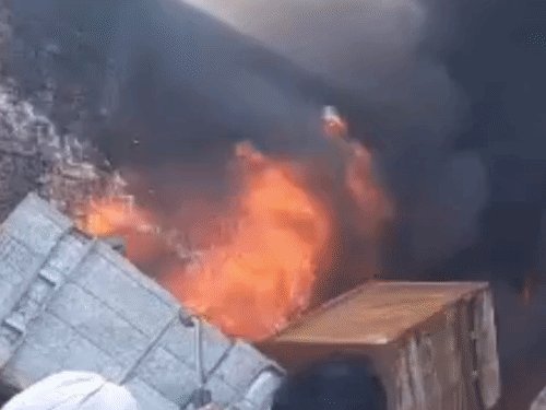 कबाड़ गोदाम में आग से लाखों का सामान जला:मऊ में दमकल की दो गाड़ियों ने डेढ़ घंटे में आग पर काबू पाया