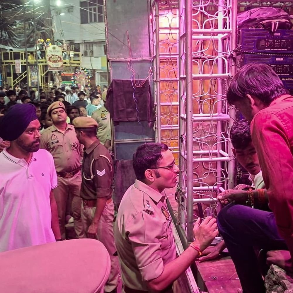 विसर्जन जुलूस में तेज आवाज और वाइब्रेशन में बजाया डीजे:सुल्तानपुर शहर में 14 और कुड़वार में 10 नामजद संचालकों पर केस दर्ज