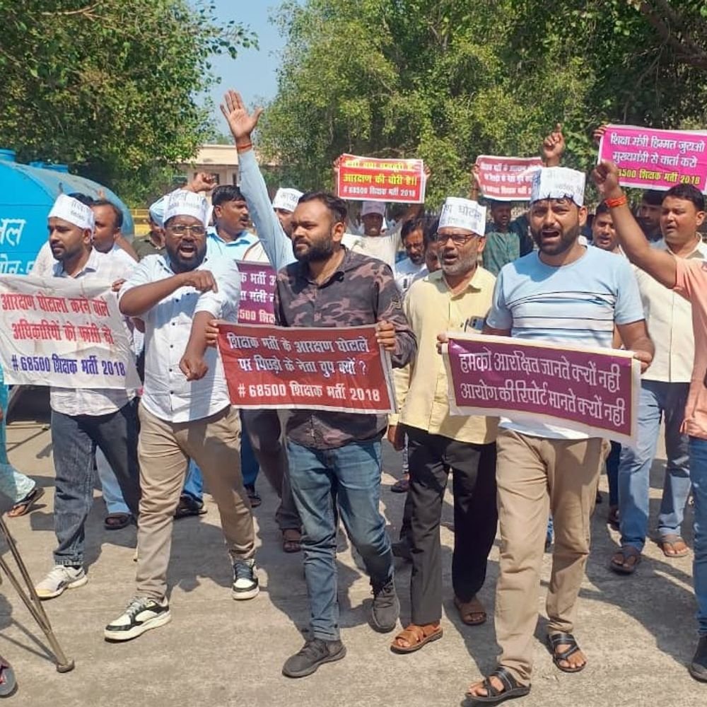लखनऊ में 68500 शिक्षक भर्ती अभ्यर्थियों का प्रदर्शन:डिप्टी सीएम का घेरा, पुलिस टांगकर ले गई; एक प्रदर्शनकारी की तबीयत बिगड़ी