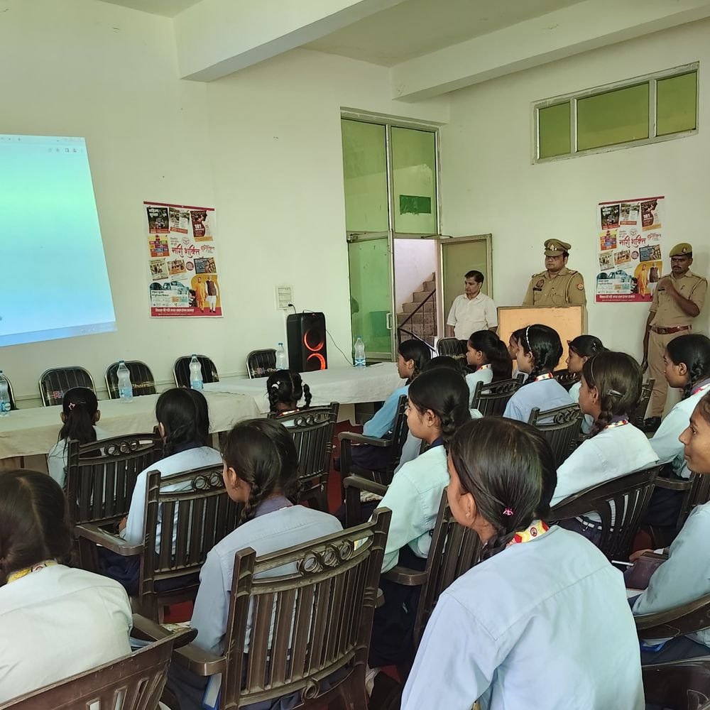 फर्जी प्रोफाइल और ऑनलाइन ठगी से कैसे बचें?:रेउना पुलिस ने महिलाओं-बालिकाओं को दिए सुरक्षा के टिप्स