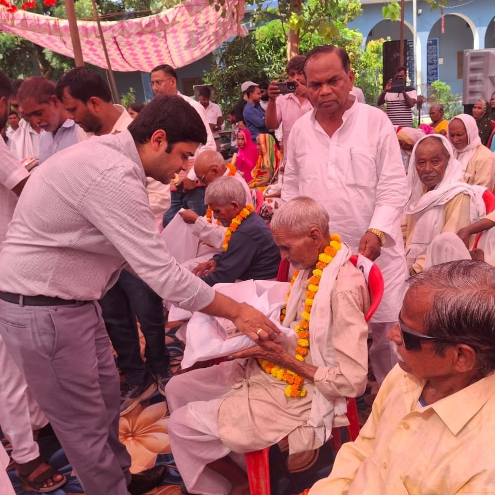 अंतर्राष्ट्रीय वृद्ध दिवस पर डीएम आनंद वर्द्धन वृद्ध आश्रम पहुंचे:बुजुर्गों से संवाद कर हाल-चाल जाना, मिष्ठान-वस्त्र और चश्मे बांटे