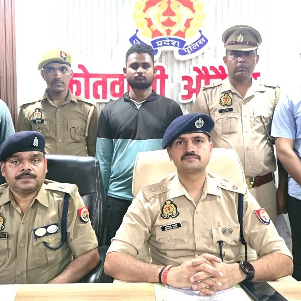 एटीएम में पत्ती लगाकर ग्राहकों के रुपये चुराने वाला गिरफ्तार:औरैया पुलिस ने 27 हजार रुपये और 7 एटीएम कार्ड बरामद किए, एक साल से कर रहा था ठगी