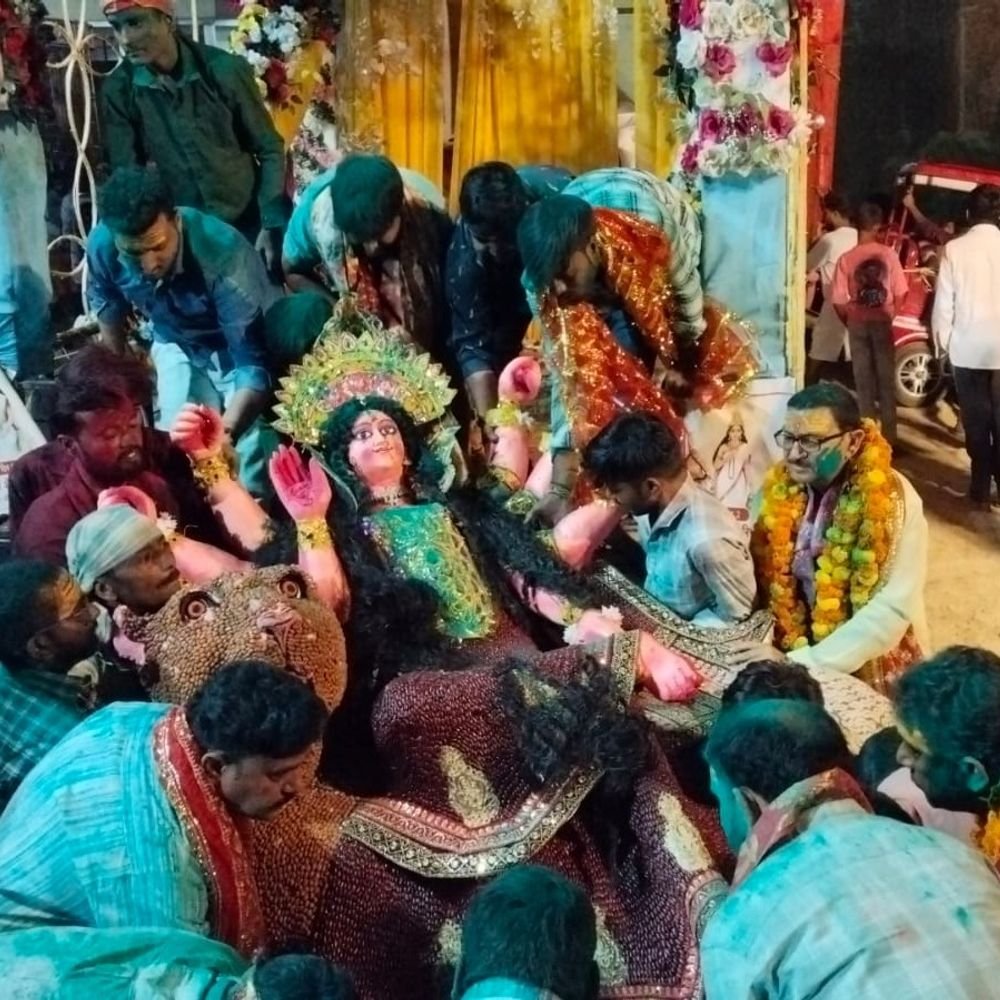 चिलबिला में प्रतिमा विसर्जित:जयकारों के बीच निकली शोभायात्रा, सई तट के तालाब में किया विसर्जन
