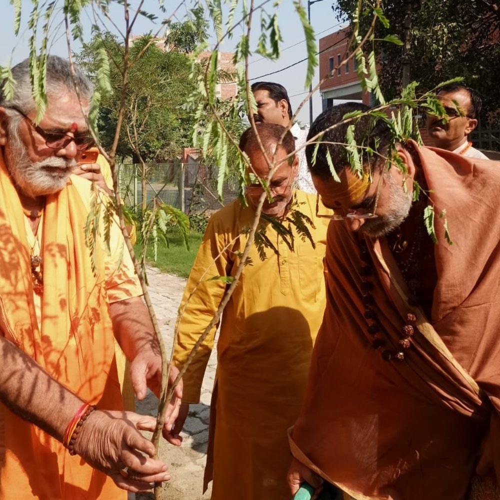 लखनऊ के मृत्युंजय महादेव मंदिर परिसर में पौधरोपण:धर्म के साथ प्रकृति बचाने का दिया संदेश, स्वामी चिदम्बरानंद ने लगाए पौधे