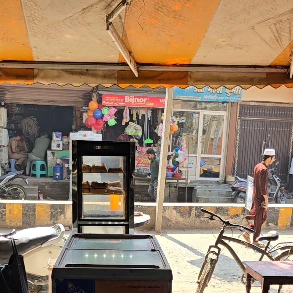 चॉकलेट चोरी कर रहे 2 युवकों को लोगों ने पकड़ा:बिजनौर में देर रात बेकरी में घुसे, 10 हजार से ज्यादा की चॉकलेट निकालीं