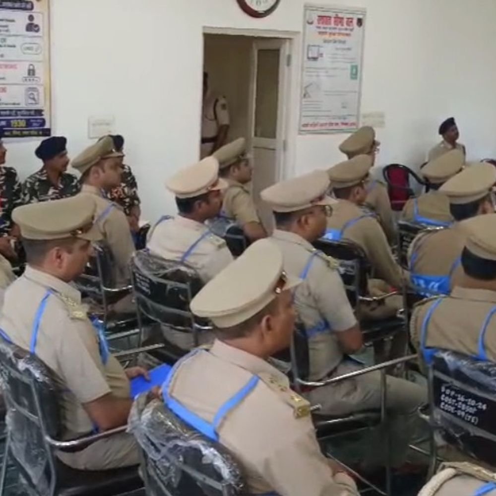 एसएसबी कस्टम इंस्पेक्टरों को दे रही हथियार चलाने की ट्रेनिंग:श्रावस्ती में 47 इंस्पेक्टरों को शारीरिक दक्षता और सुरक्षा के गुर सिखाए जा रहे हैं