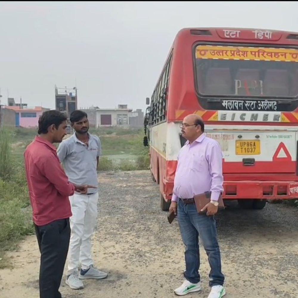 सड़क किनारे खड़ी मिली अनुबंधित रोडवेज बस:एआरएम से मलावन-अलीगढ़ रूट पर संचालन में गड़बड़ी की शिकायत, जांच शुरू