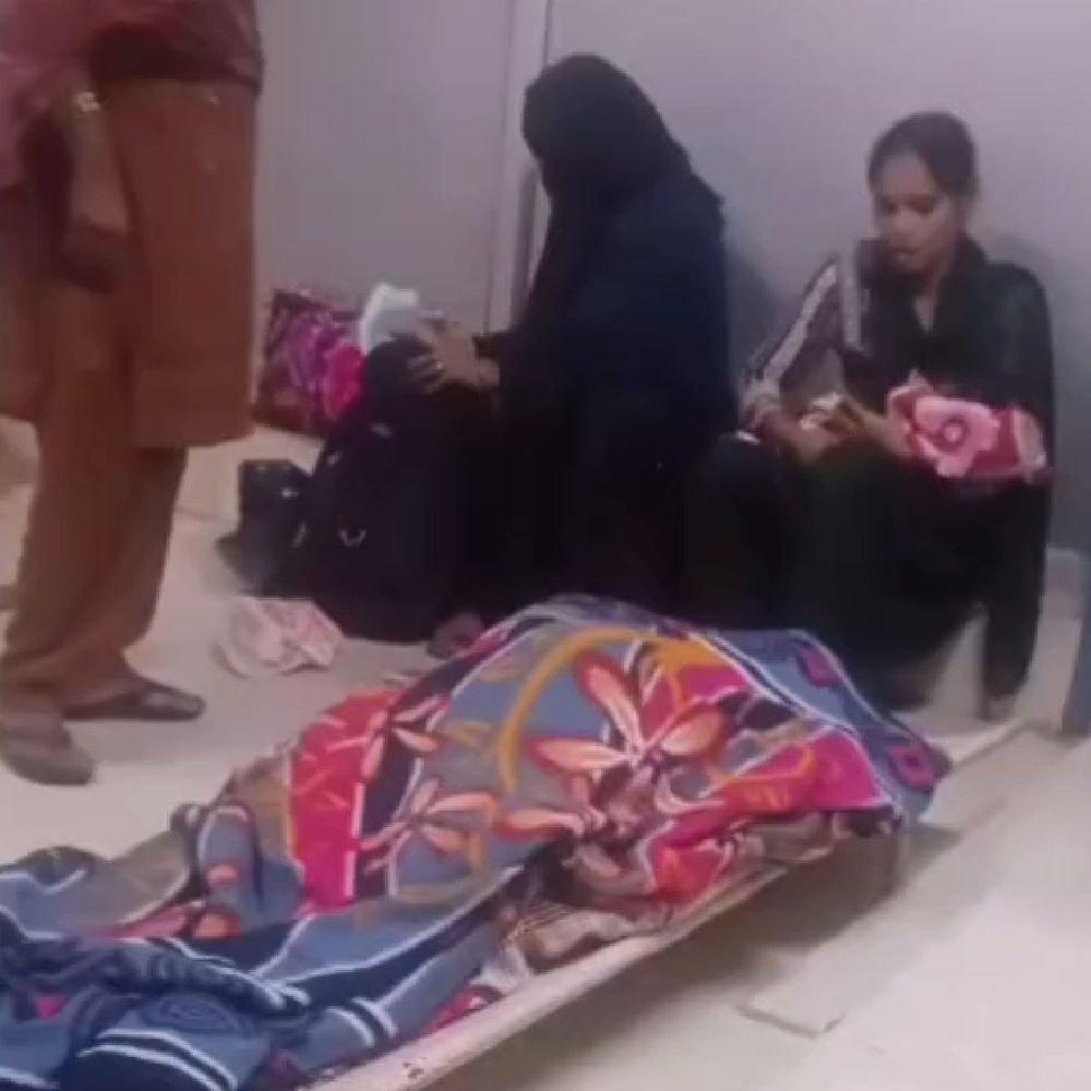 देवरिया में महिला की मौत के बाद अस्पताल में हंगामा:परिजनों ने डॉक्टर-स्टाफ पर लगाया लापरवाही का आरोप, पुलिस ने शांत कराया मामला