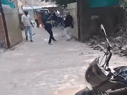 हत्या से पहले जमकर उपद्रव, वीडियो सामने आया:1:30 सेकेंड के वीडियो में दोनों पक्ष भिड़ते दिखे, दो पुलिसवाले भी नजर आए