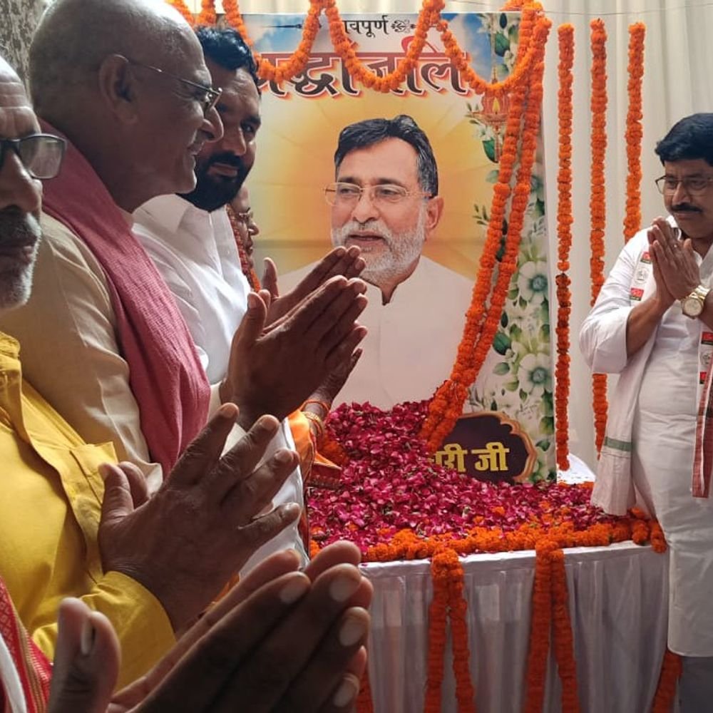 सिकंदरपुर में राम गोबिंद चौधरी को श्रद्धांजलि:उनके संघर्षों को याद किया, छाया चित्र पर पुष्प अर्पित किए