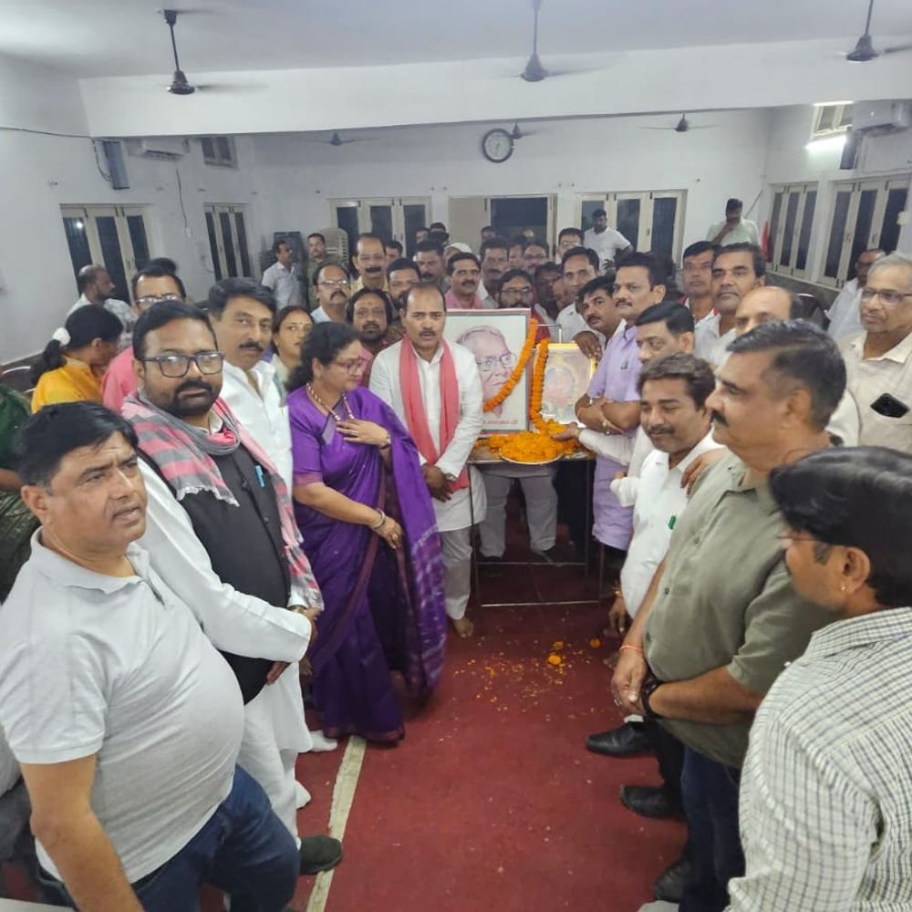 बरेली के सपा कार्यालय में जयंती समारोह:महाराजा अग्रसेन व जेपी को किया नमन, कार्यकर्ताओं ने ली प्रेरणा
