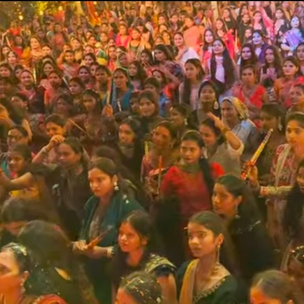 बलिया में डांडिया नाइट में खूब थिरकीं विधायक केतकी सिंह:हजारों महिलाओं के साथ जलाई मशाल, कोई मिल गया गाने पर झूमीं