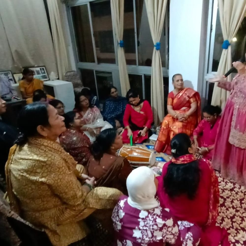 लखनऊ में भजन संध्या आयोजित:महिलाओं ने देवी भजनों के माध्यम से मां दुर्गा की आराधना की