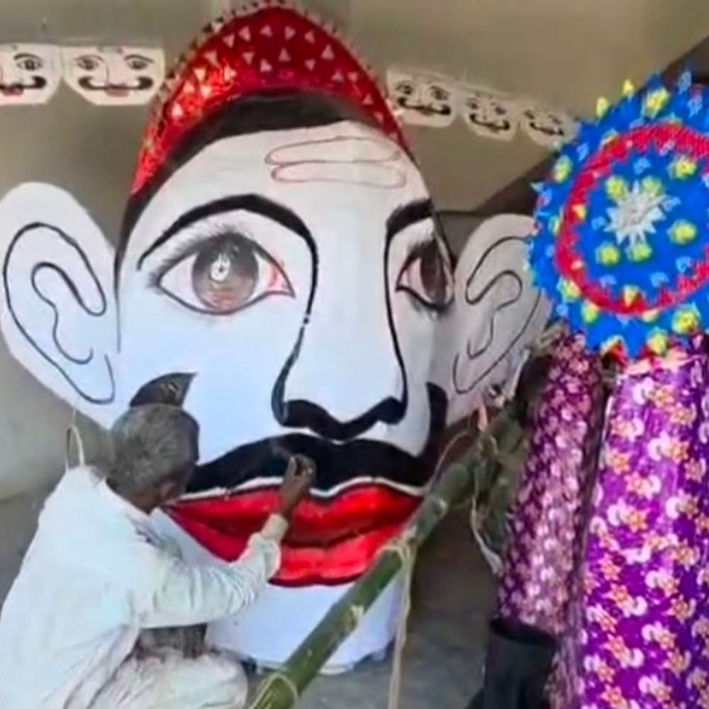 3 पीढ़ियों से रावण का पुतला बना रहा मुस्लिम परिवार:अमेठी में रामलीला का मंच तैयार करता है, गंगा-जमुनी तहजीब की मिसाल