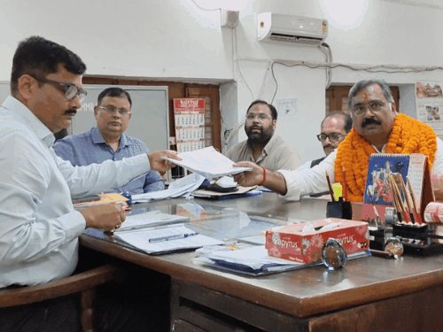 भाजपा से निराश संजयन ने निर्दल ताल ठोंकी:MLC चुनाव में CBSE, CISCE स्कूलों को आधार बनाया; अपनी कार से उतारा BJP का झंडा
