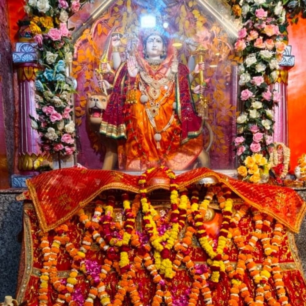 नवरात्र के दूसरे दिन लेहड़ा देवी मंदिर में भारी भीड़:महराजगंज में लाखों श्रद्धालुओं ने टेका माथा, बिहार और नेपाल से भी पहुंचे भक्त