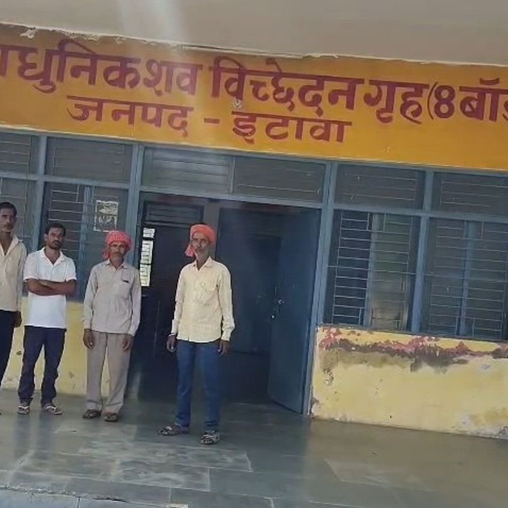 नई मंडी में फर्श के नीचे मिला व्यक्ति का शव:ट्रैक्टर चढ़ने से मौत की आशंका, पुलिस ने शव पोस्टमार्टम के लिए भेजा, तलाश जारी