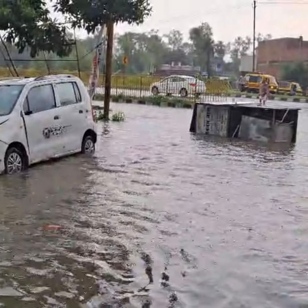 बिजनौर में ओले और तेज हवाओं के साथ बारिश:दिन में छाया अंधेरा, धान समेत कई फसलों को नुकसान की आशंका