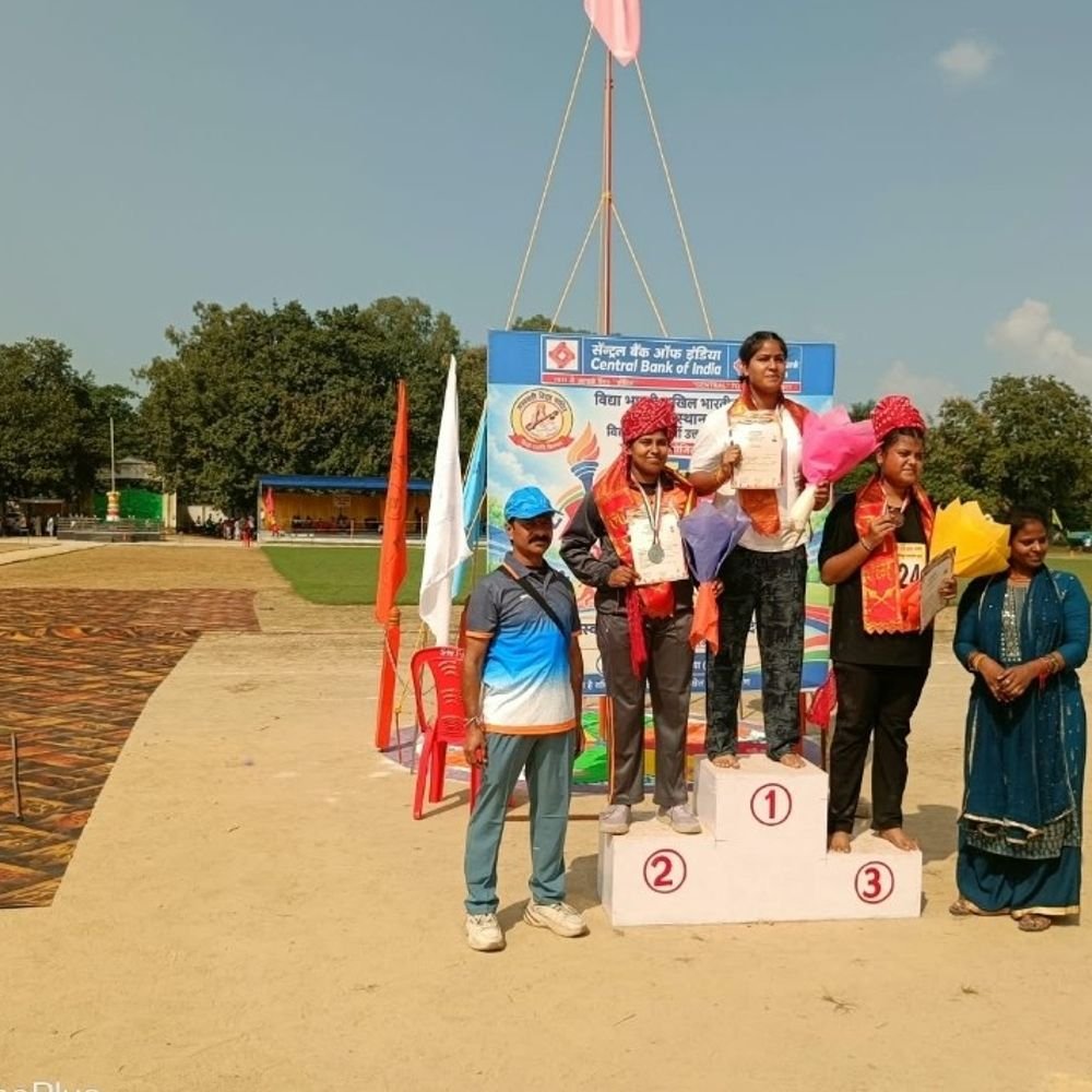 विद्या भारती की खेलकूद प्रतियोगिता:पूर्वा, अनुष्का और सान्वी ने दौड़ में जीते पदक, विद्यालय प्रबंधन ने दी बधाई