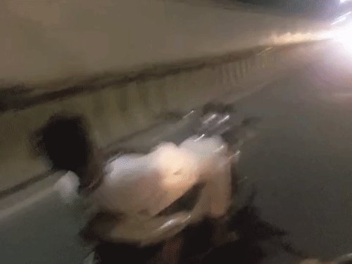 झांसी में युवक ने बाइक पर लेटकर स्टंटबाजी की, VIDEO:पैर हैंडिल पर रखे, वीडियो शूट कर रहे दोस्त चिल्लाए- नहीं करो, आगे गड्‌ढ़े हैं