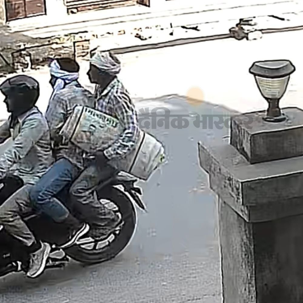 इटावा में झांसा देकर किसान से 48,600 रुपए की टप्पेबाजी:धान बेचकर लौट रहा था, CCTV सामने आने के बाद एसएसपी ने दरोगा को किया निलंबित