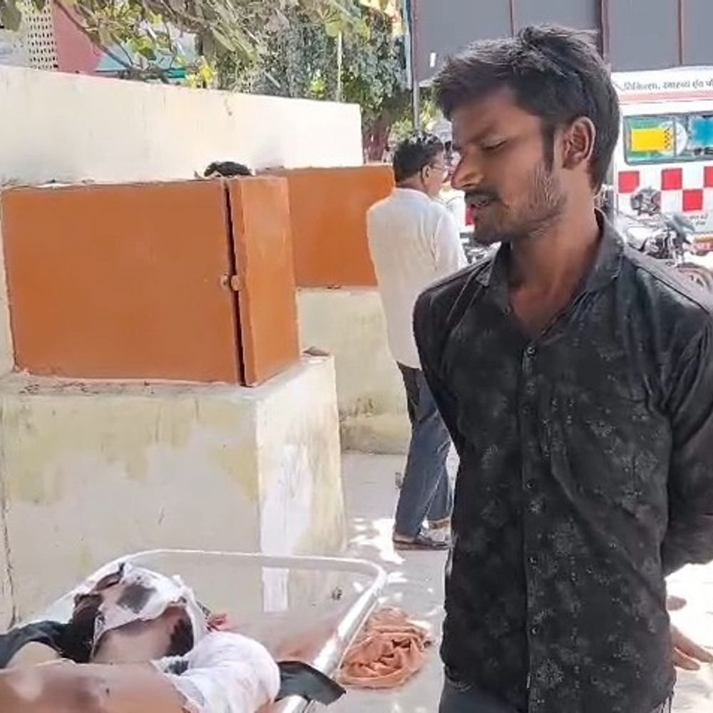 खड़े कंटेनर से बाइक टकराई, युवक की मौत:उन्नाव में दो युवक गंभीर घायल, तीनों बंथरा से मरीज देखकर लौट रहे थे