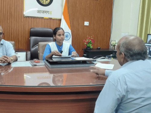 आजमगढ़ में एक दिन की डीएम बनी खुशी सिंह:मिशन शक्ति फेस 6 अभियान के तहत की जनसुनवाई, खरिहानी के फर्जी डॉक्टर की पहुंची पर पहली शिकायत