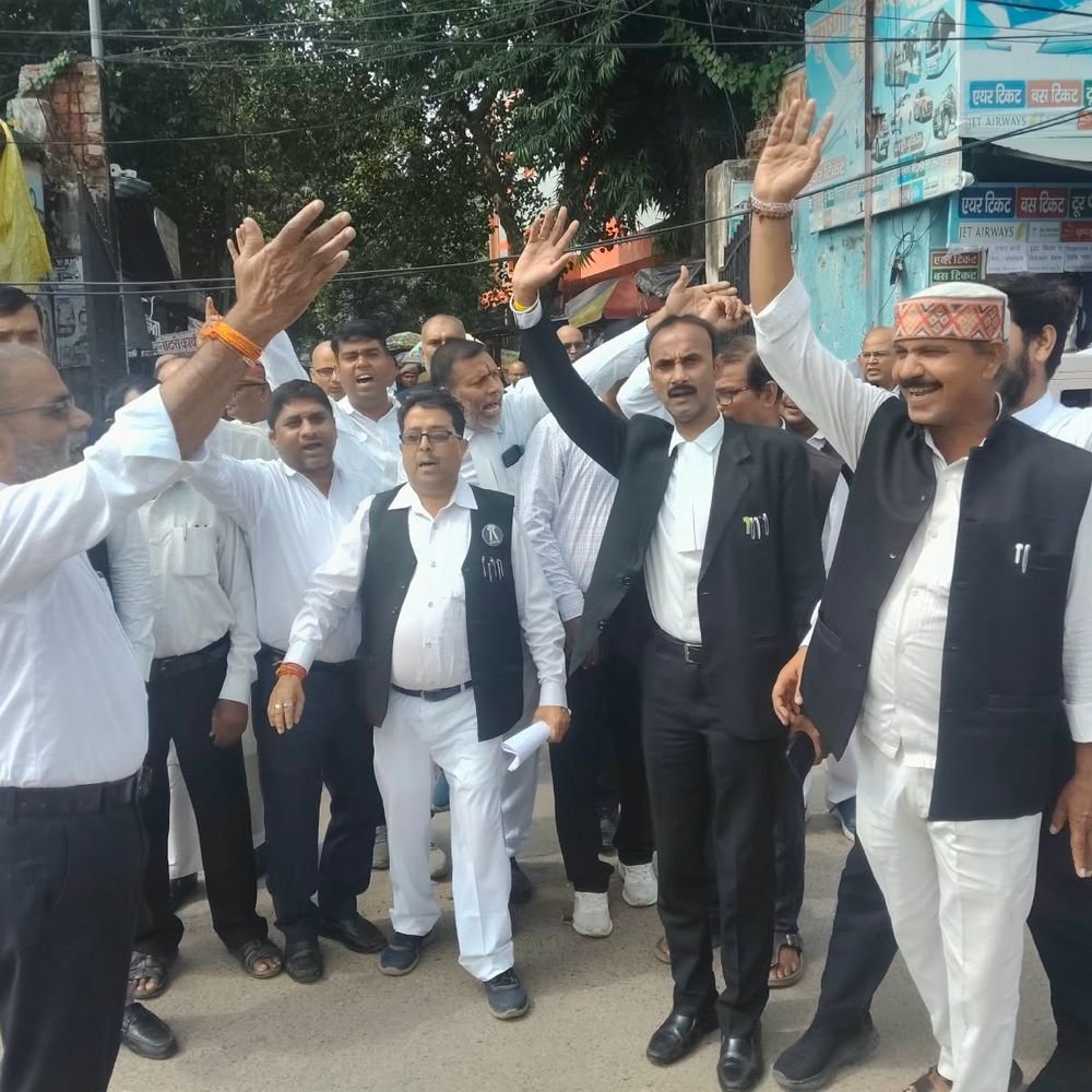 अधिवक्ताओं ने अधिकारियों की कार्यप्रणाली पर सवाल उठाए:देवरिया में डीएम, ज्वाइंट मजिस्ट्रेट और एडीएम के खिलाफ प्रदर्शन, लंबित मामलों पर नाराजगी