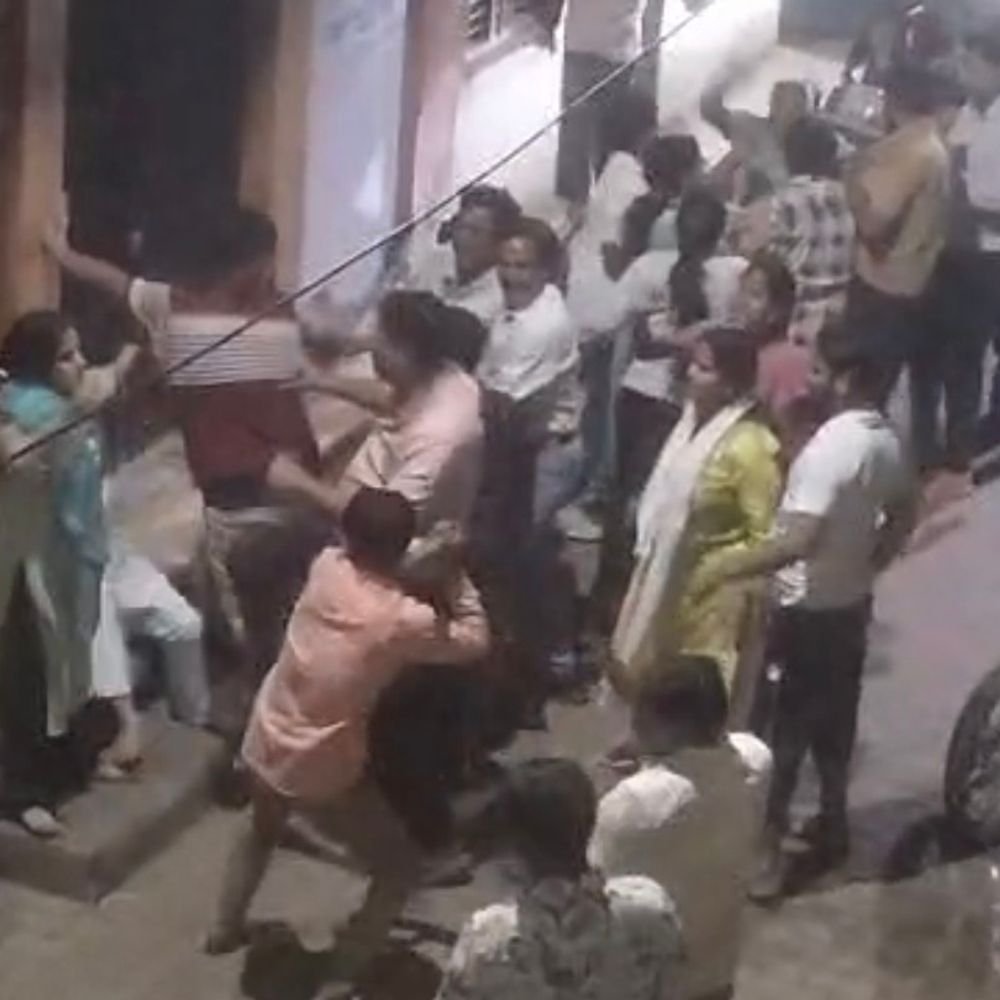 संभल में दो पक्षों में लाठी-डंडो से मारपीट, VIDEO:बुजुर्ग को छह टांके लगे, सात घायल, गर्भवती महिला से मारपीट का आरोप