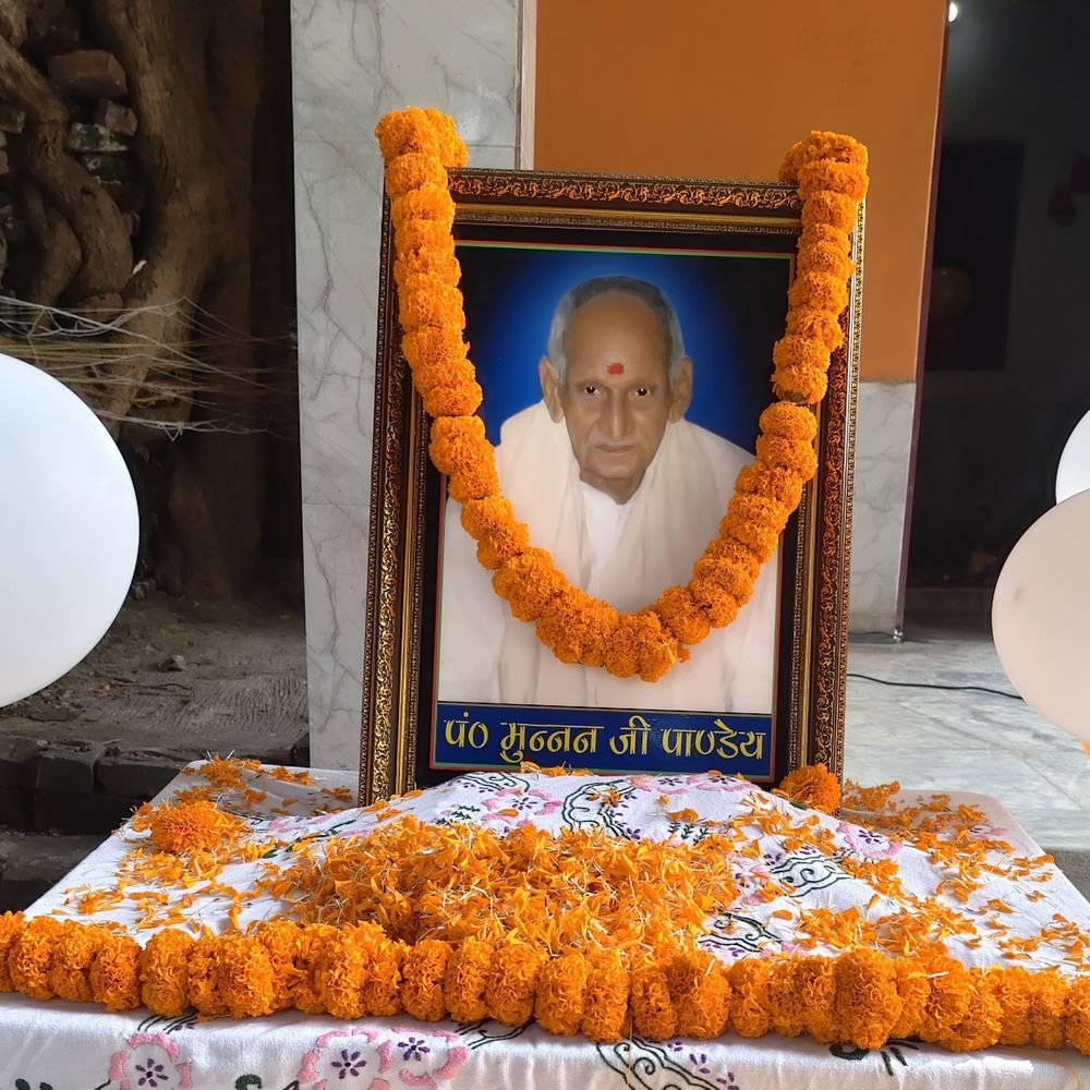 स्वतंत्रता सेनानी मुन्ननजी पांडेय की 115वीं जयंती मनाई गई:चंदौली में ग्रामीणों ने फूल चढ़ाकर स्वतंत्रता संग्राम में उनके योगदान को याद किया