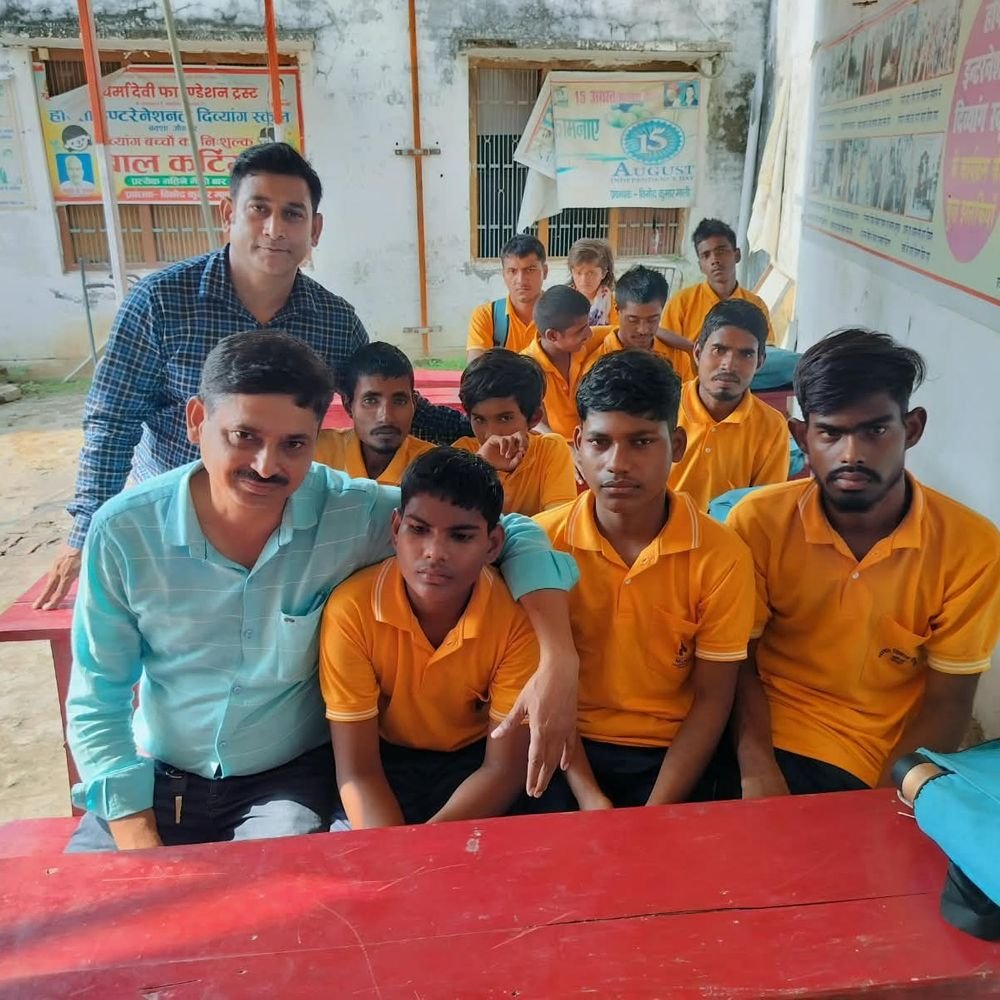 जौनपुर में बच्चों को खाद्य सामग्री दी:लायंस क्लब गोमती ने किया वितरण, 3 माह हेतु मिला आवश्यक सामान