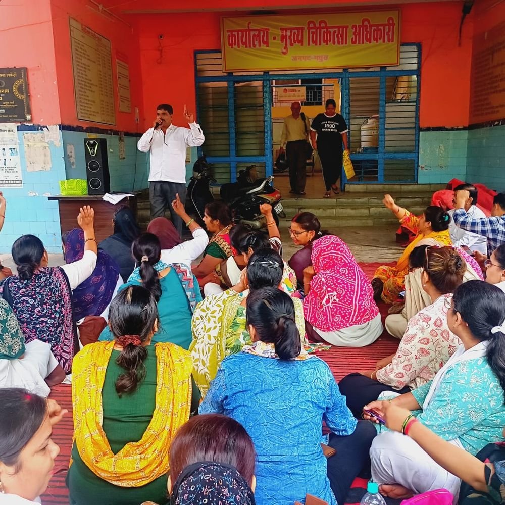 एनएचएम संविदा कर्मचारियों का धरना नौवें दिन भी जारी:मांगों पर सहमति न बनने तक आंदोलन जारी रखने पर अड़े कर्मचारी