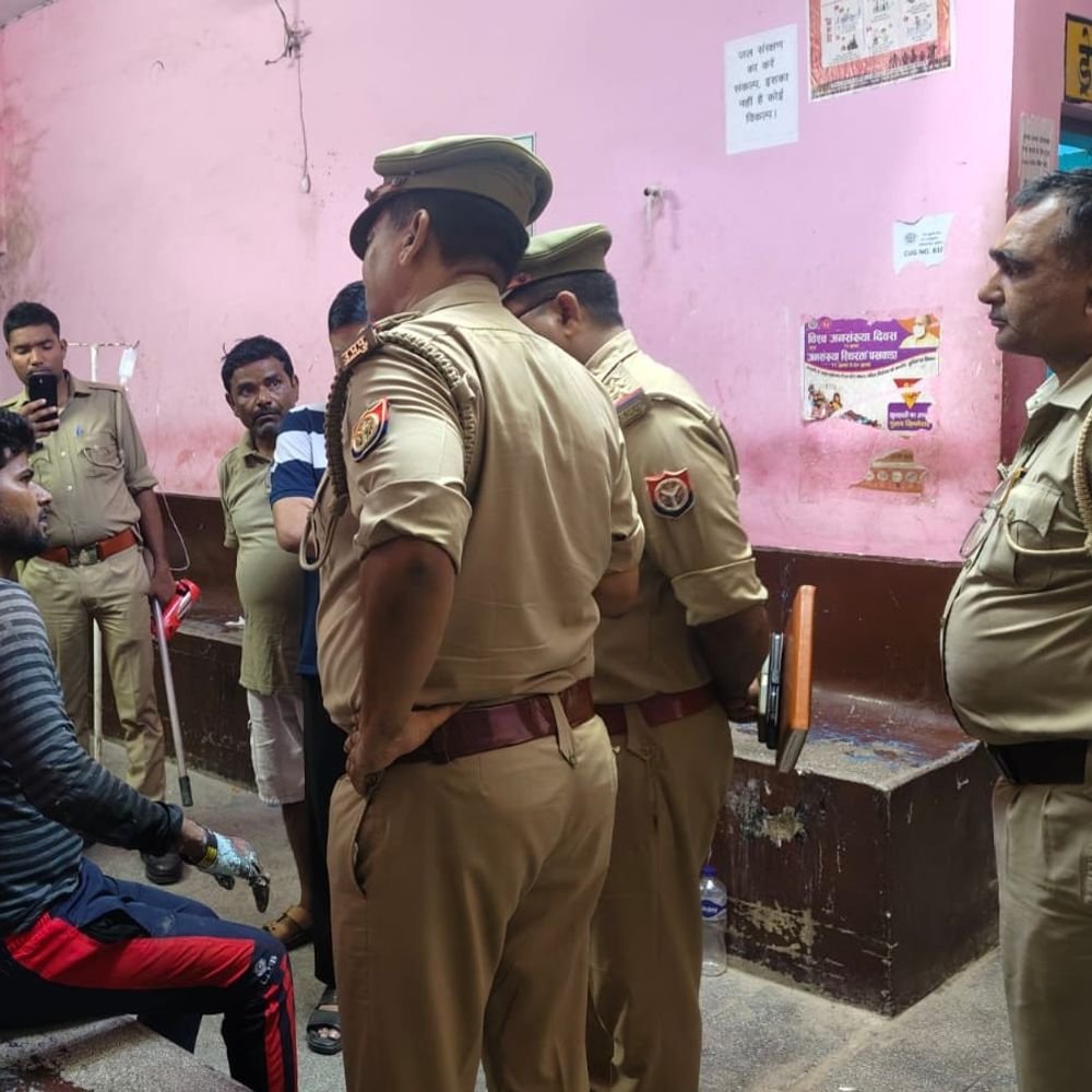 बेटे ने पेट्रोल छिड़ककर मां-बाप को जिंदा जलाया:लखीमपुर में पिता की मौत, मां के साथ खुद भी झुलसा, घरेलू विवाद चल रहा था
