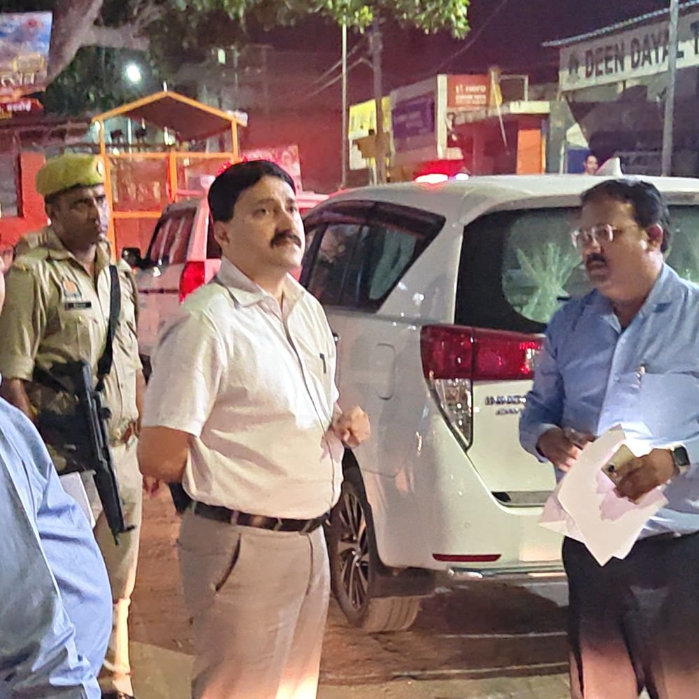 हरदोई में रात 10 बजे सड़कों पर निकले डीएम:स्ट्रीट लाइटें चेक कीं; बंद लाइटें ठीक कराने के निर्देश, बारिश से प्रभावित हुए थे विद्युत पोल