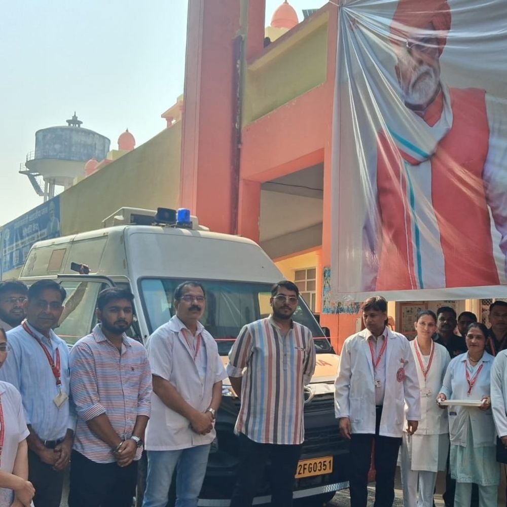 रामपुर जिला चिकित्सालय को मिली नई एंबुलेंस:सीएमएस ने फीता काटकर किया शुभारंभ, स्वास्थ्य सेवाओं को मिलेगी मजबूती