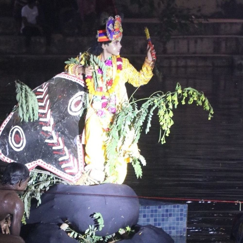 कालिया नाग के फन पर श्रीकृष्ण ने नृत्य किया:कानपुर में नागनाथन लीला देखने उमड़े श्रद्धालु, झांकियों के साथ निकली शोभायात्रा