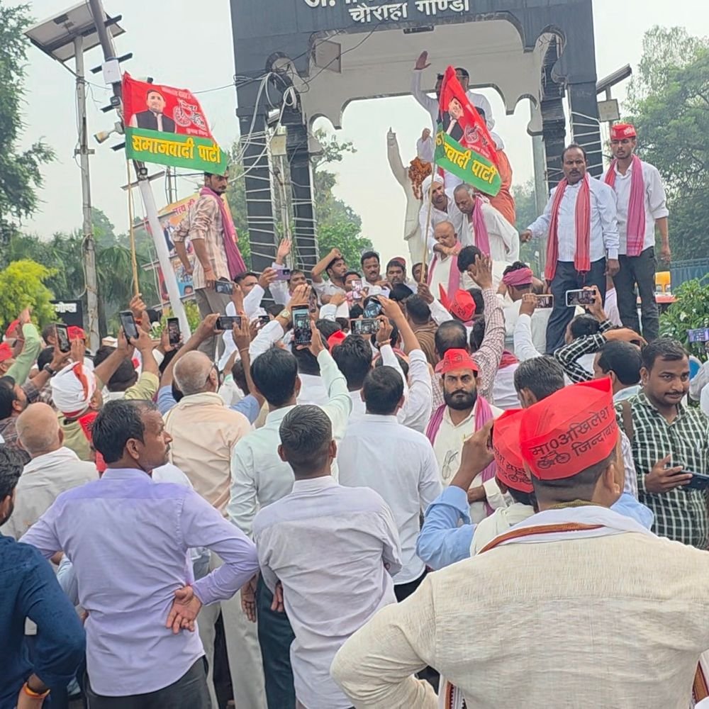 गोंडा में सपाइयों का जोरदार विरोध प्रदर्शन:मुख्य चुनाव आयुक्त के इस्तीफे को लेकर किया, अंबेडकर प्रतिमा के पास सपाइयों ने गाया राष्ट्रगान