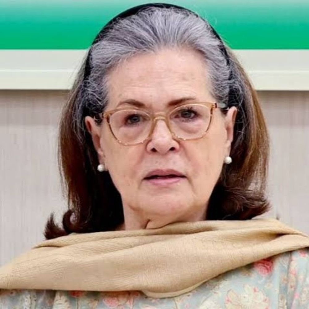 सोनिया गांधी ने पहली बार बनाया अपना इंस्टाग्राम अकाउंट:नई किताब का वीडियो कवर शेयर किया; प्रियंका ने खिलाई मिठाई, अभी 4 हजार से ज्यादा फॉलोअर्स
