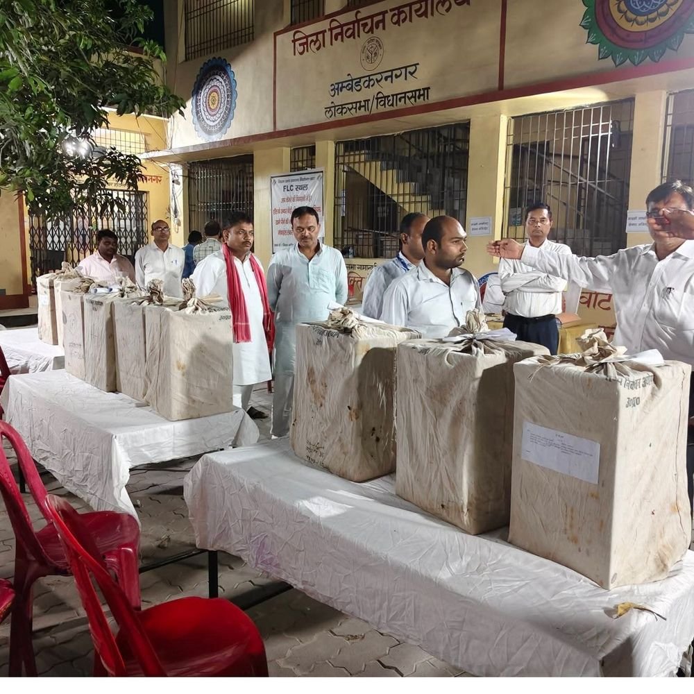अंबेडकरनगर में शिक्षक एमएलसी चुनाव में 80.46% मतदान:मतपेटियां गोरखपुर रवाना, 27 अक्टूबर को होगी मतगणना; 16 प्रत्याशी मैदान में