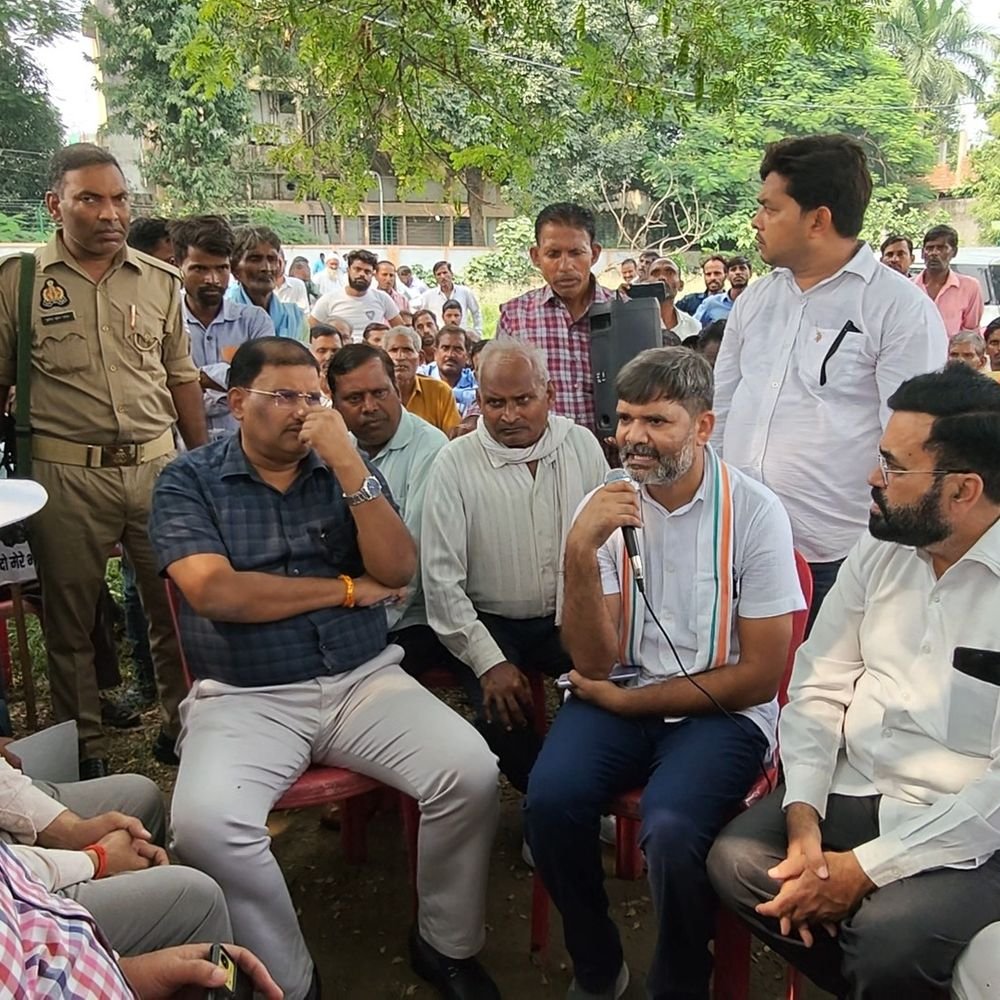 पीलीभीत में गन्ना किसानों का प्रदर्शन:बरखेड़ा चीनी मिल पर बकाया भुगतान न करने का आरोप, श्रमिक कार्ड नवीनीकरण की मांग