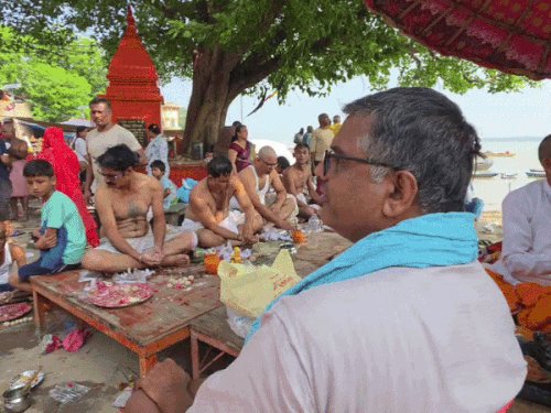 काशी में सर्व पितृ अमावस्या पर पिंडदानियों का मेला:पिशाच मोचन कुंड पर त्रिपिंडी श्राद्ध के लिए उमड़ी भीड़, पुरोहित बोले-आज के दिन दान का‌ विशेष महत्व