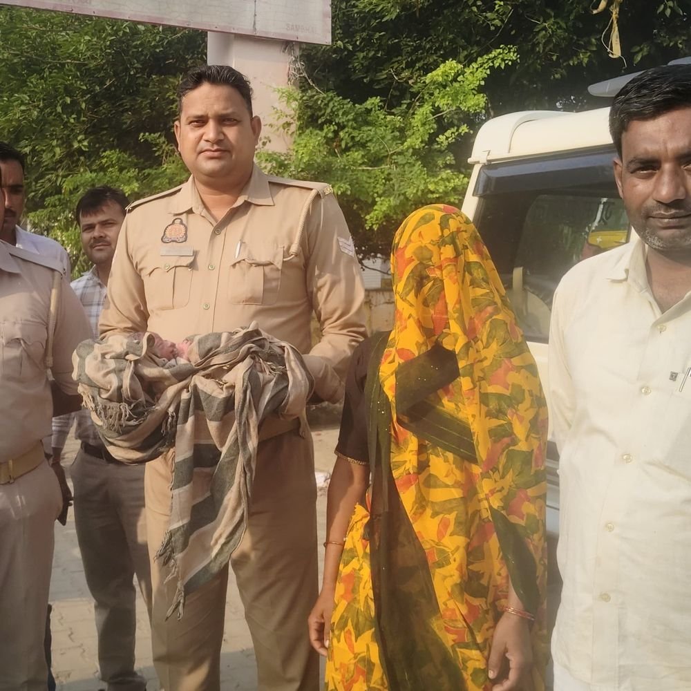संभल में झाड़ियों में मिला नवजात:बच्चे के रोने की आवाज सुनकर पहुंची महिला, पुलिस ने NICU में कराया भर्ती
