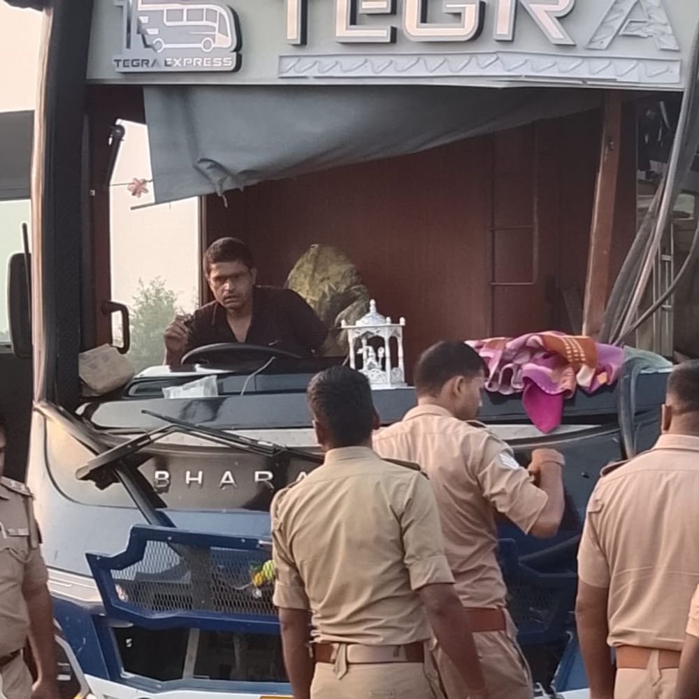 हादसे ने बस संचालन की निगरानी पर उठाए सवाल:अंबेडकरनगर बस हादसे ने खोली पोल, रात में रफ्तार और फिटनेस की जांच पर उठे सवाल