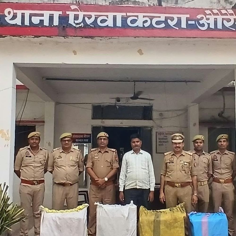 आटा चक्की के बेसमेंट से 103 किलो पटाखे बरामद:औरैया में एक आरोपी गिरफ्तार, 4 बोरियों में रखे थे फुलझड़ियां और रॉकेट