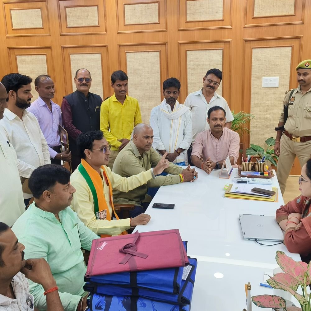 संतकबीरनगर में दो ब्लैक स्पॉट पर हादसे रोकने की मांग:भाजपा नगर अध्यक्ष ने डीएम को सौंपा ज्ञापन, डिवाइडर से झाड़ियां हटाने की मांग
