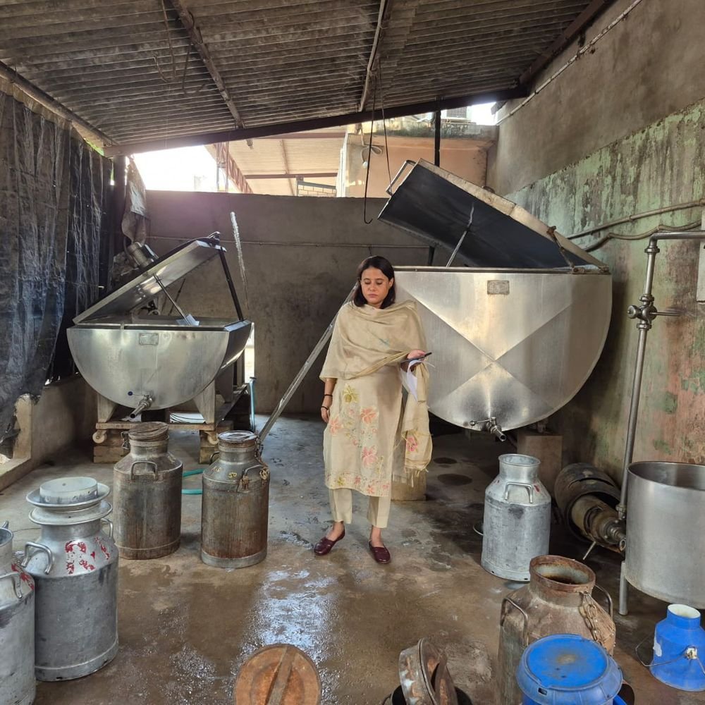 हापुड़ में खाद्य विभाग ने 2 क्विंटल कच्चा चाप नष्ट:अस्वच्छ हालात में बन रहा था चाप, प्रतिष्ठान बंद; डेयरी से नमूने भी लिए