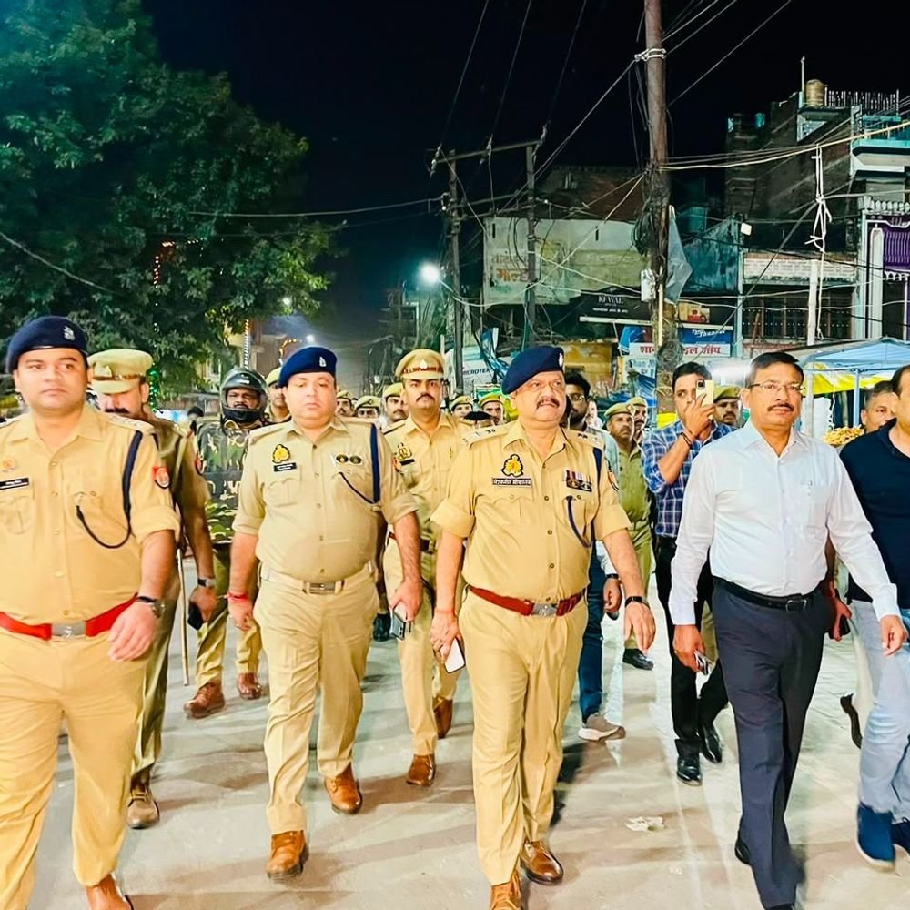 बहराइच में DM-SP ने दुर्गा विसर्जन मार्गों का किया निरीक्षण:यातायात संभालने और शांति व्यवस्था बनाए रखने का दिया निर्देश