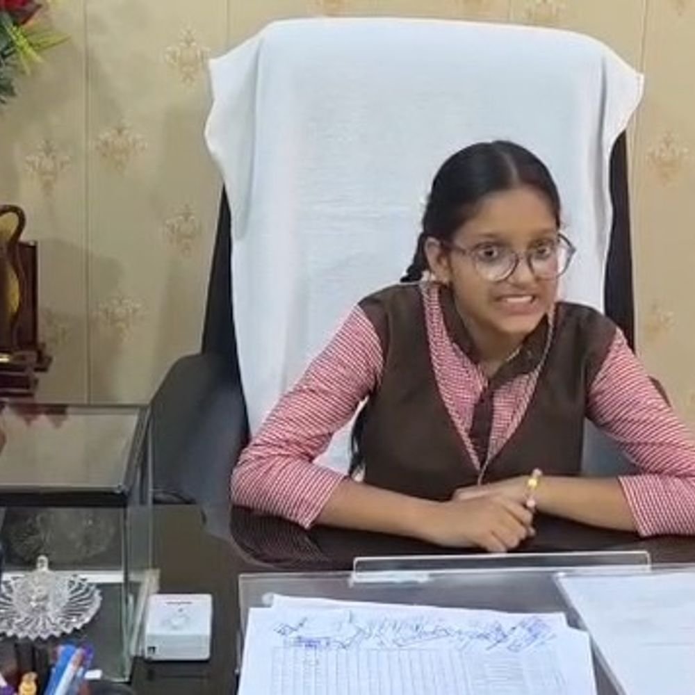 मथुरा में छात्रा तनीषा बनीं एक दिन की BSA:बोलीं- स्कूलों में पढ़ाई के साथ सफाई और खेल भी जरूरी