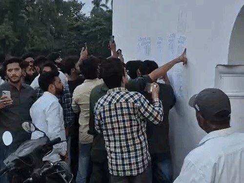 AMUSU- फाइनल लिस्ट चस्पा, कैंपस में गूंजे नारे:अध्यक्ष पद पर 10, उपाध्यक्ष पर 7 और सचिव के लिए 3 उम्मीदवार मैदान में; नामांकन निरस्त होने पर विरोध